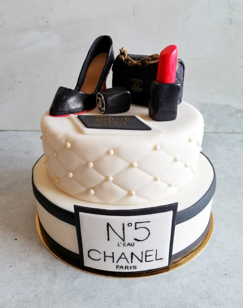 Elegancki tort na specjalne zamówienie dla eleganckiej kobiety Chanel - cukiernia Słodki Wentzl Kraków
