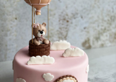 Tort urodzinowy z misiem dla dziewczynki na specjalne zamówienie - cukiernia Słodki Wentzl Kraków